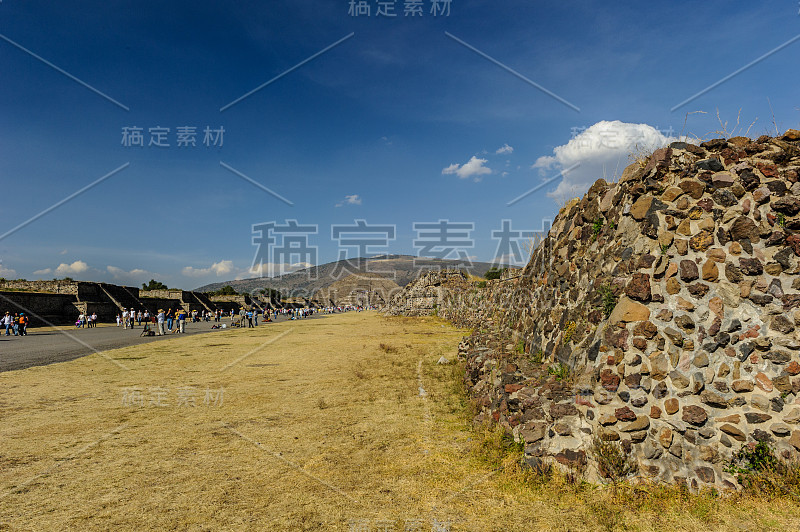 特奥蒂瓦坎是前哥伦布时期的中美洲城市，位于墨西哥盆地，距现在的墨西哥城东北30英里(48公里)