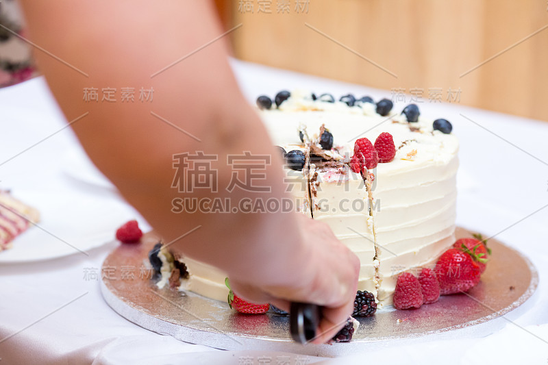 两层生日奶油和浆果蛋糕，装饰新鲜的红玫瑰，白色和红色调色板，特写，选择性聚焦