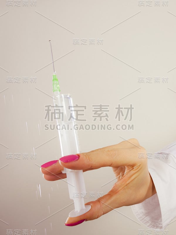 女人手里拿着注射器。