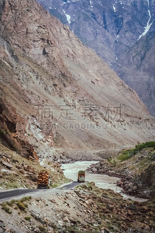 巴基斯坦卡车行驶在山路上