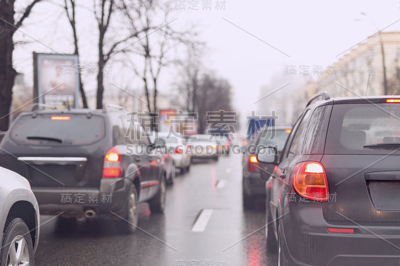 雨后潮湿道路上的城市街道交通堵塞