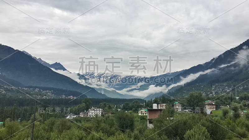 令人称奇的景观与可爱的天气捕捉降雨后