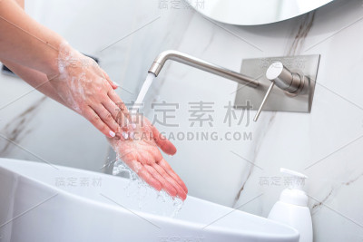 女人用泡沫肥皂洗手。卫生,防止冠状病毒