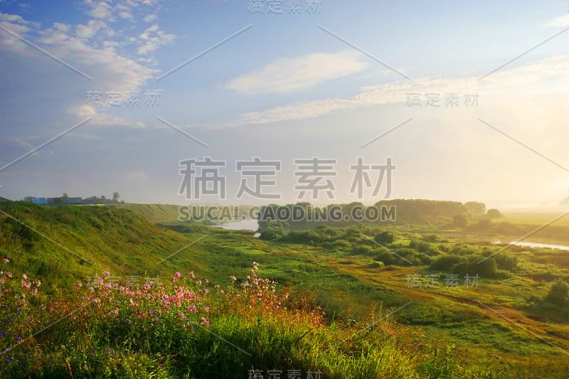乡村景观与河流在夏季时间
