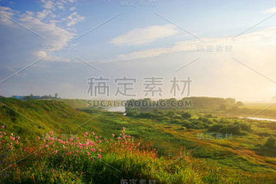 乡村景观与河流在夏季时间