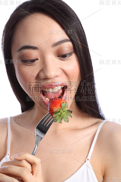 美丽的中国少女吃草莓