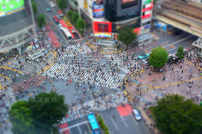 日本东京，繁忙的涉谷行人斑马线的空中城市景观缩影