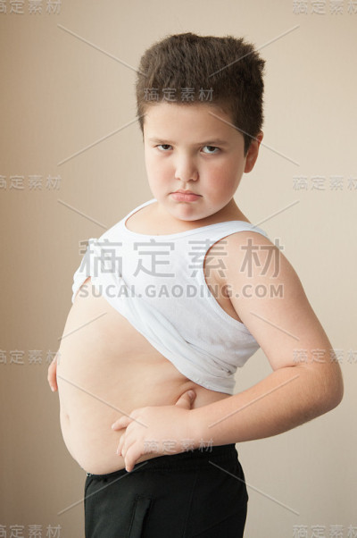 穿着t恤的可爱胖男孩看着镜框
