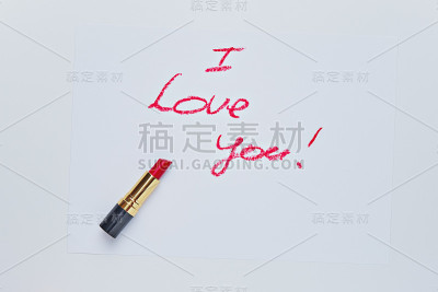 文字我爱你用红色的口红在白色的纸上画