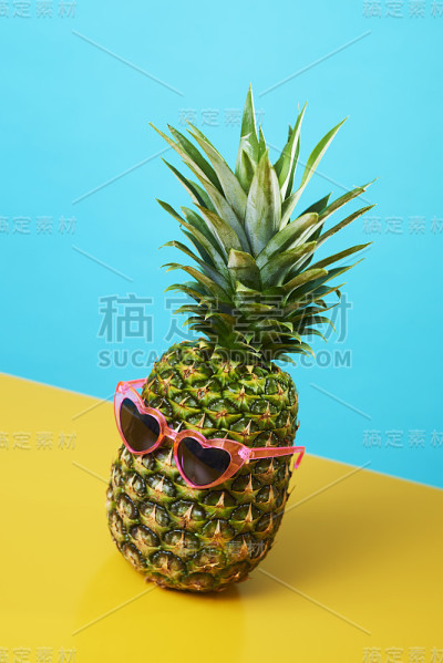 菠萝戴着心形太阳镜