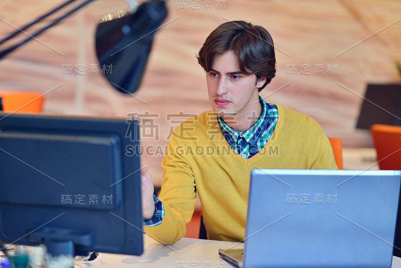 在办公室前面写笔记本的人