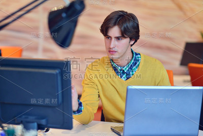在办公室前面写笔记本的人