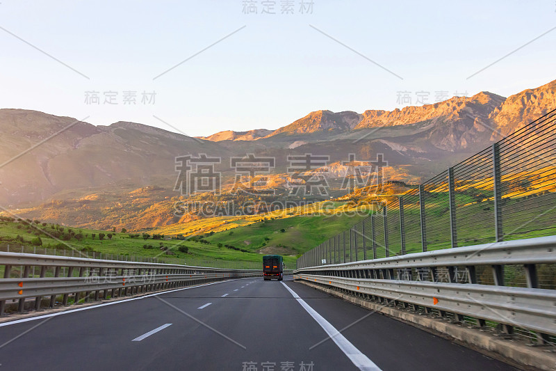 日落时山上的高速公路。