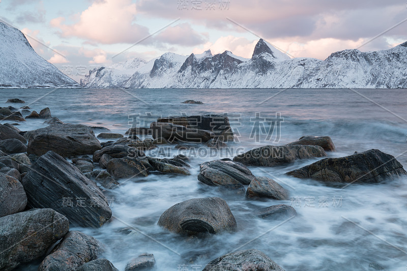 挪威森雅的冰雪峡湾和山脉全景，令人惊叹的挪威自然海景热门旅游景点。最著名的旅游景点。美丽的日落在令人