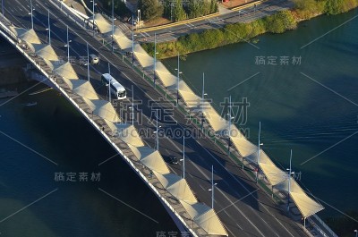 从卡绍罗桥下经过的船