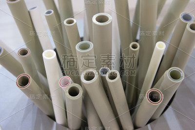 近距离观察塑料管道样品。行业