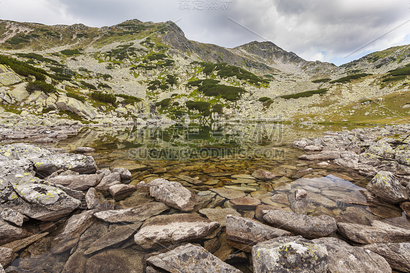 夏季山景秀丽，有冰川湖和雨云