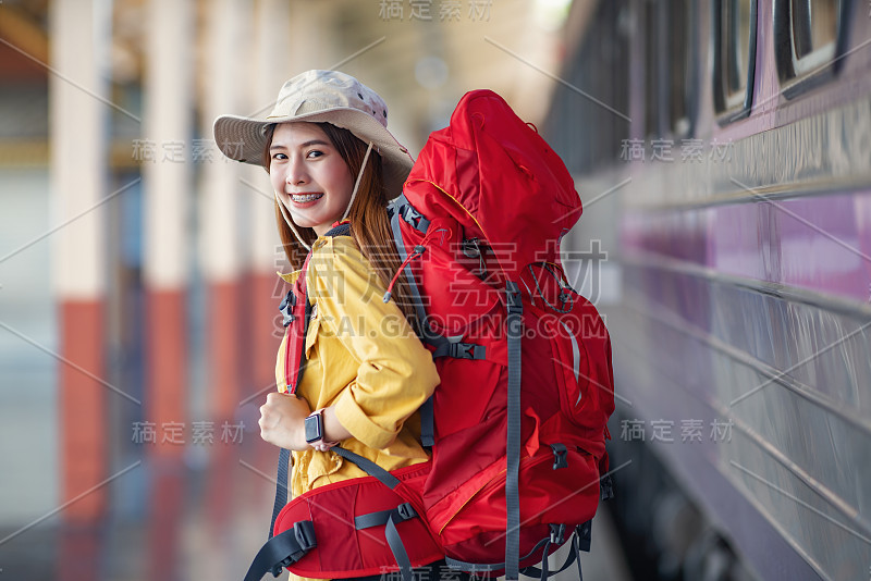 年轻的女背包客在到达目的地时微笑的肖像