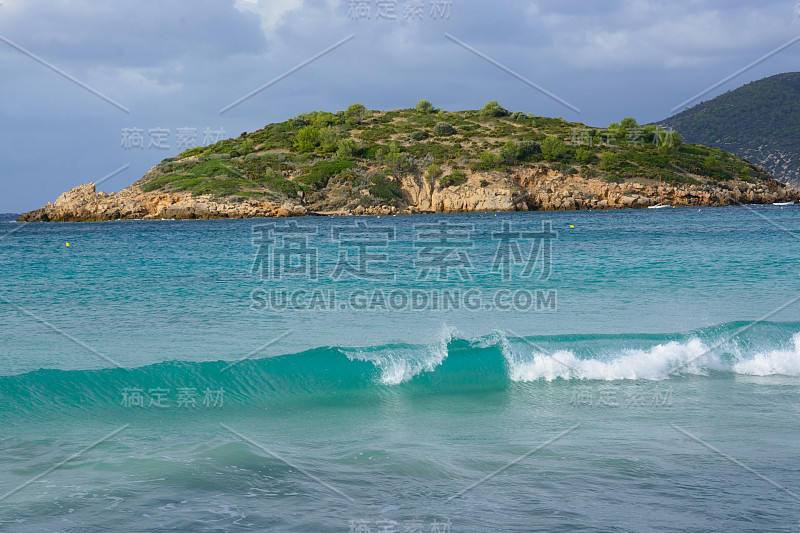 圣埃尔姆海滩上的破浪。