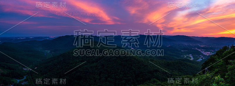 粉红色的天空在坎伯兰峡谷全景