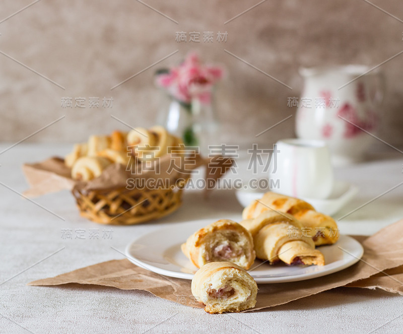 红莓馅酥皮新月形卷饼。果酱牛角包，新鲜出炉的甜小圆面包或面包卷。副本的空间。