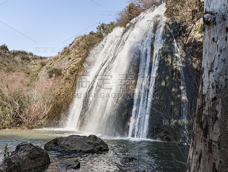 Ayun瀑布从山上的裂缝中流出，位于以色列北部加利利的快速、浅、冷的山区Ayun河的延续