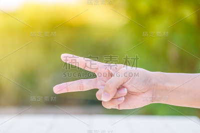 女人的手，举着胜利的手势