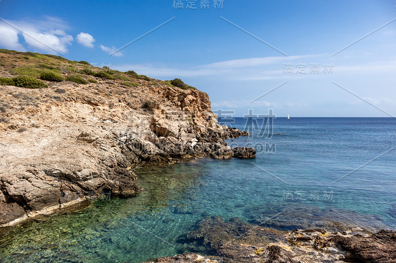 有岩石峭壁和蓝色海水的爱琴海