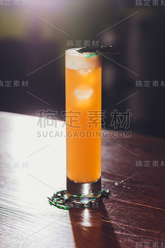 嬉皮士酒吧的手工鸡尾酒时间。