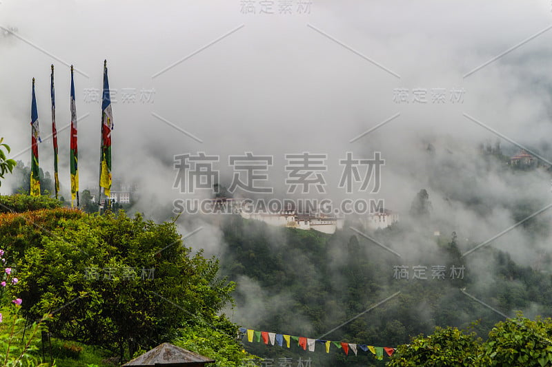 亚洲不丹布姆唐，雾山的Trongsa Dzong景色。