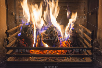 在燃木炉子里跳舞的火焰既温暖又拥抱