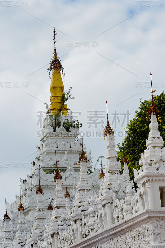 摩诃摩尼佛寺，一座佛塔和主要的朝圣地，位于缅甸曼德勒西南。