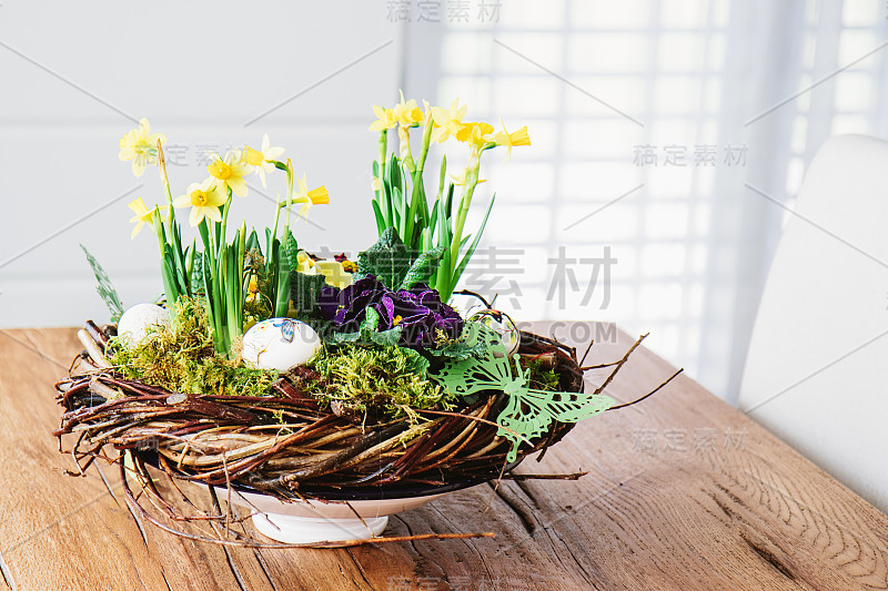 复活节餐桌中心装饰用水仙花和复活节彩蛋