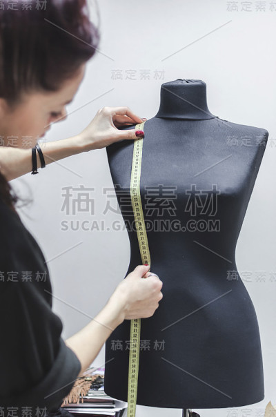 黑人妇女在缝制人体模型