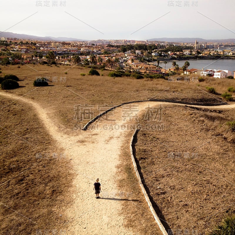 站在岔路口的男孩