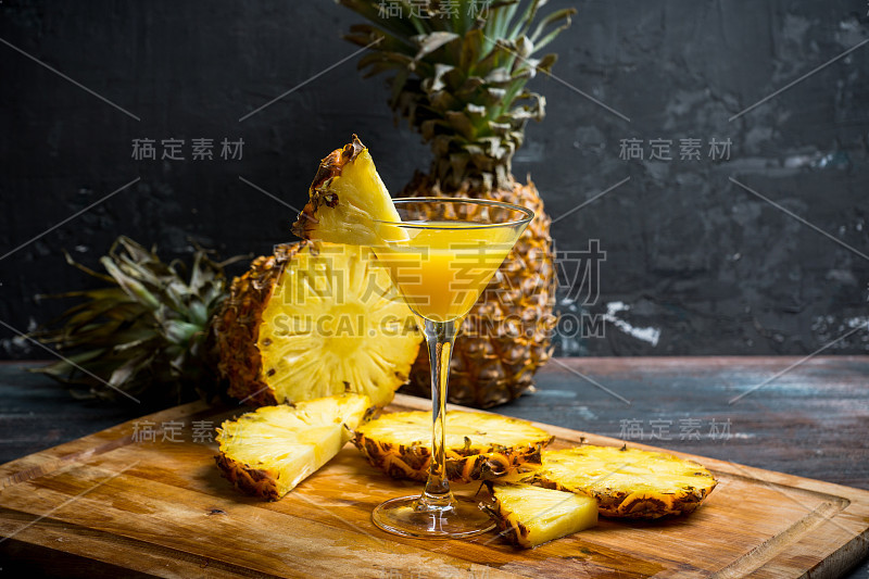 马提尼杯新鲜菠萝鸡尾酒