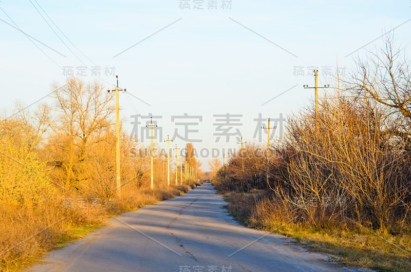 秋天的景观与道路和杆子