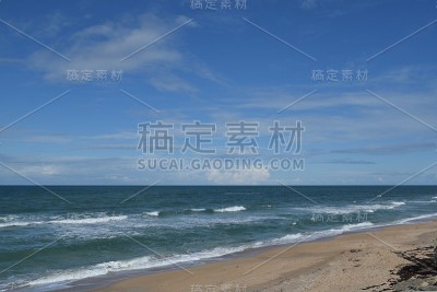 深蓝的海和天空