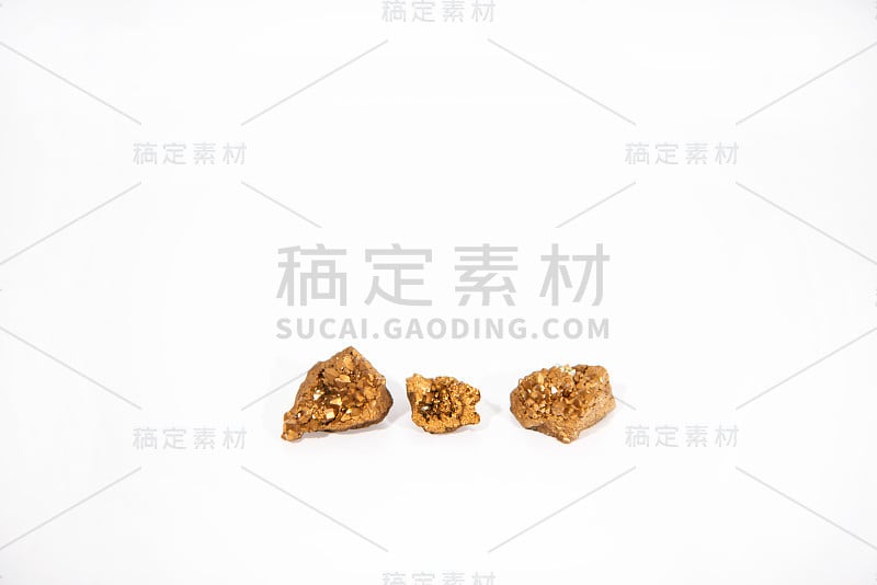 天然石英金钛玛瑙晶体簇裸露。原石矿物标本