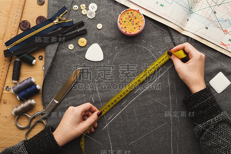 Top view on fashion designer working at凌乱的桌子