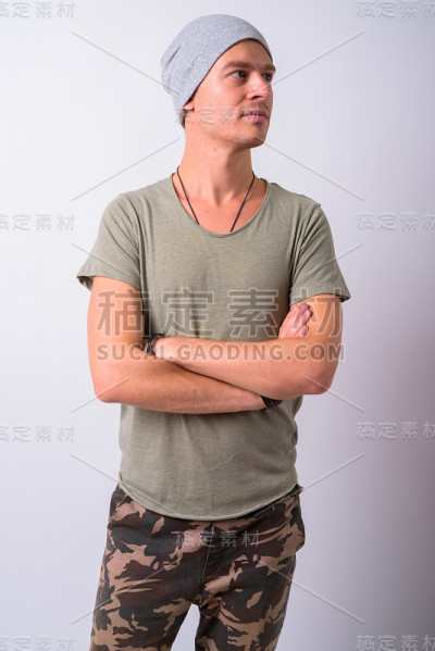 白色背景下的年轻男子肖像