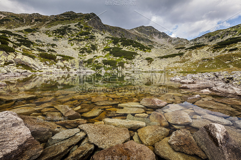 夏季山景秀丽，有冰川湖和雨云