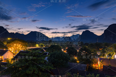视点和美丽的风景日落在万荣，老挝。