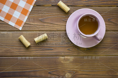粉色茶杯，茶托，饼干