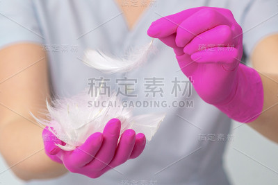 羽毛在美容师的手中。