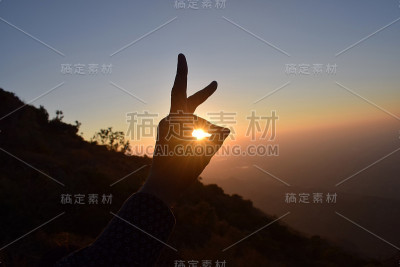 在日落上做手形