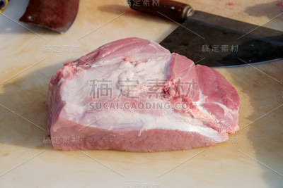 切板上的生猪肉