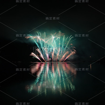 五彩缤纷的烟花映在湖面上。