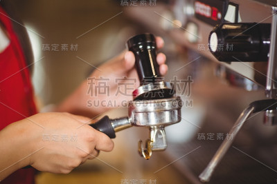 近距离的咖啡师压榨咖啡