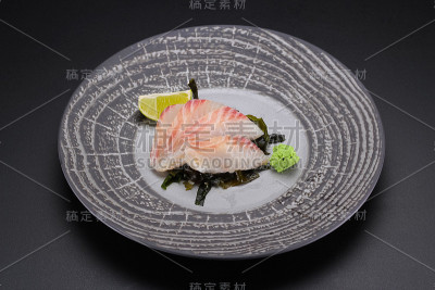 日本料理。寿司。把生鱼片放在圆盘子里